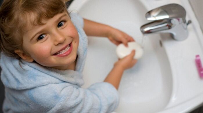 детето измива ръцете си със сапун, за да предотврати появата на глисти