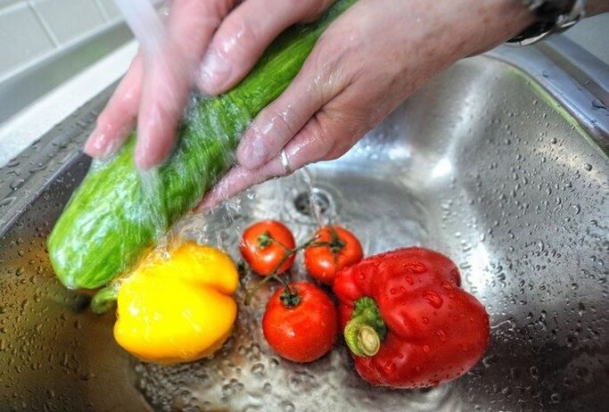 За предотвратяване на паразитна инфекция е необходимо зеленчуците да се измиват преди ядене. 